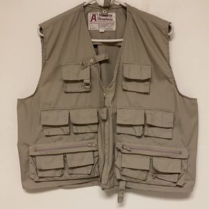 12-pocket utility vest